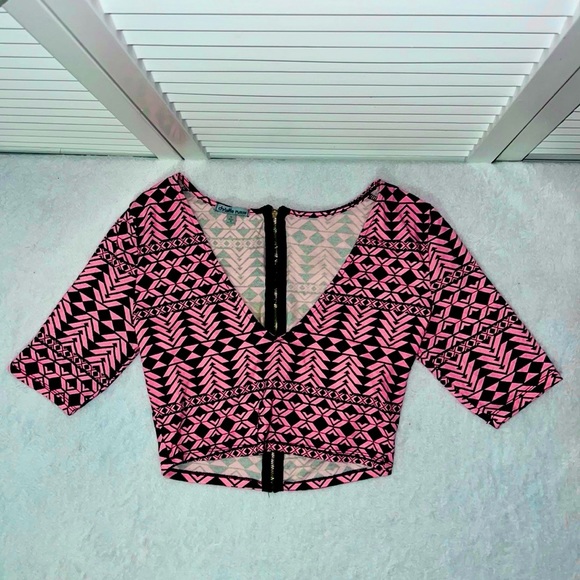 Charlotte, Russe Aztec Print 3/4 Sleeve Crop Top - Picture 1 of 10